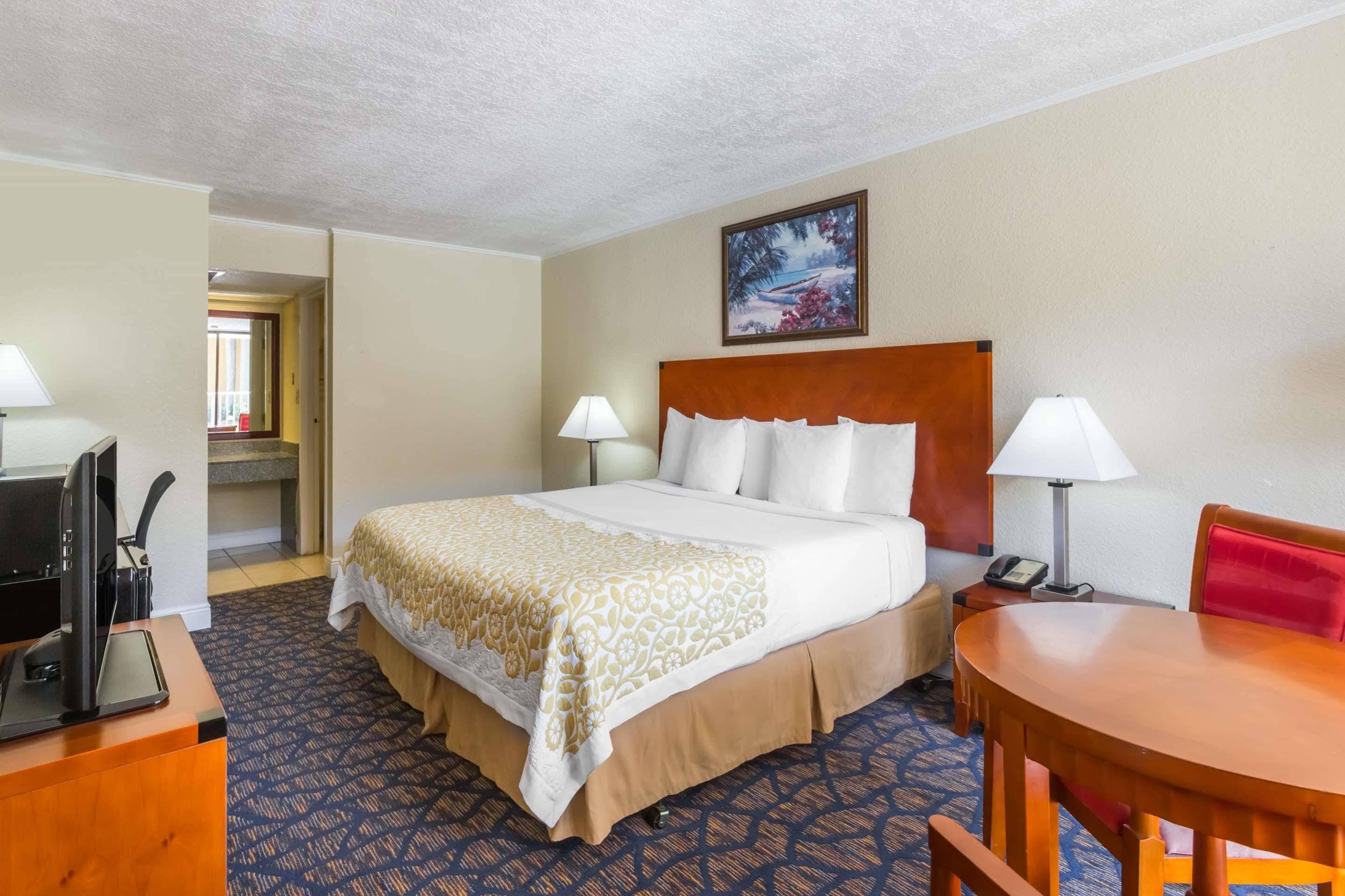 Days Inn & Suites By Wyndham Clermont Exteriör bild