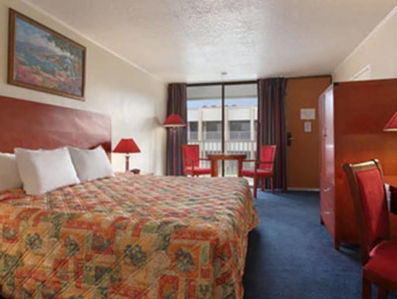 Days Inn & Suites By Wyndham Clermont Exteriör bild