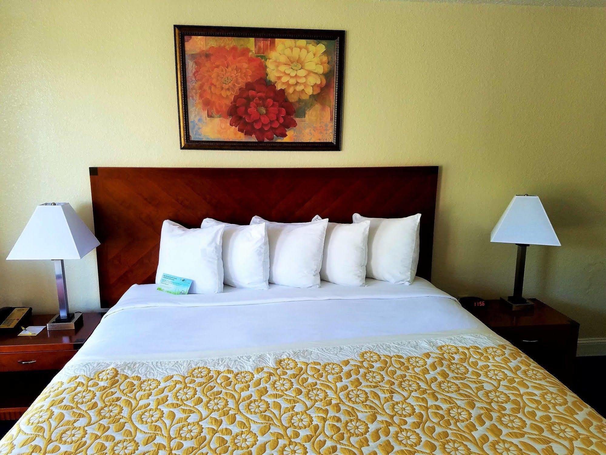 Days Inn & Suites By Wyndham Clermont Exteriör bild